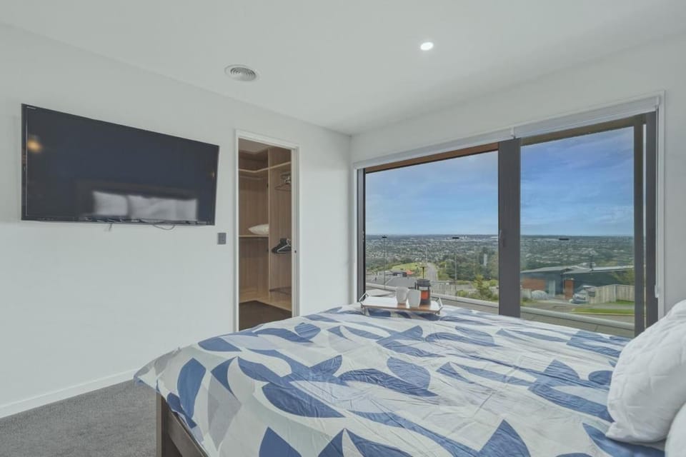 Suncrest Retreat- Christchurch Holiday Home House in Christchurch