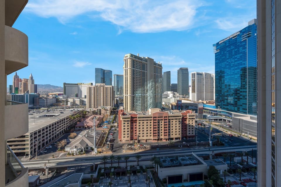 Luxury 1BR Corner Suite with Strip View, F1, Balcony at MGM Signature - 1621 Apartment hotel in Las Vegas Strip