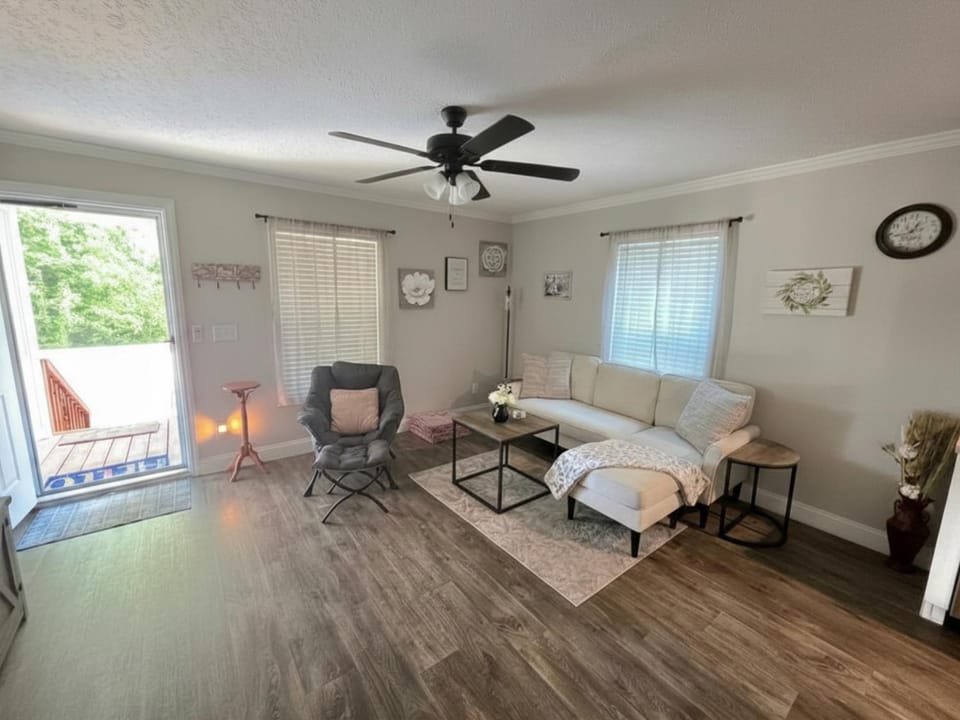 Cute 'n' Cozy, Pet Friendly Cottage! House in Crestview