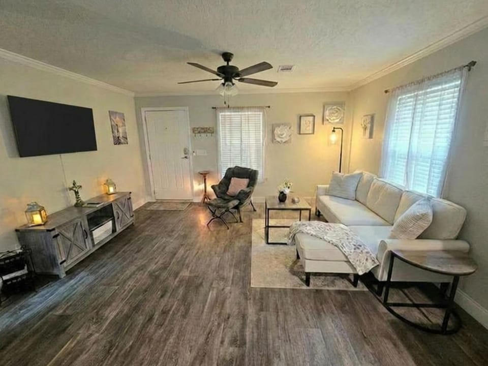 Cute 'n' Cozy, Pet Friendly Cottage! House in Crestview