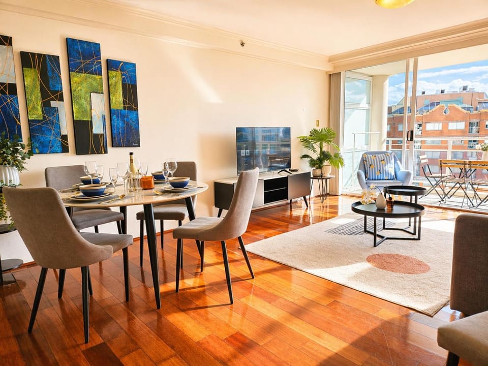 Luxury CBD 2BR - Balcony & City Views Apartment in Sydney