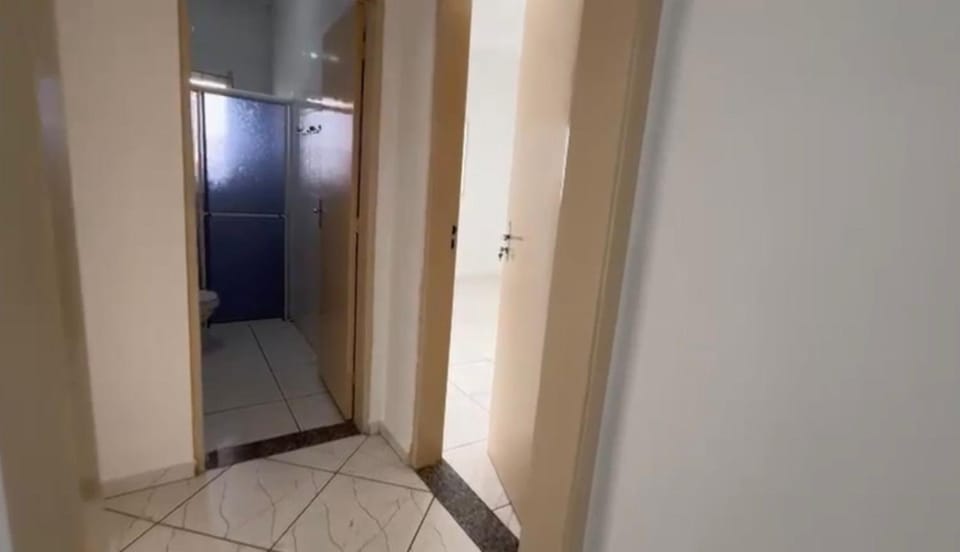 Residencial ORIEL - TV Gigante com Sofá Cinema, 2 quartos, Sala de jantar, Centro de Itanhaém Próx McDonalds Apartment in Itanhaém