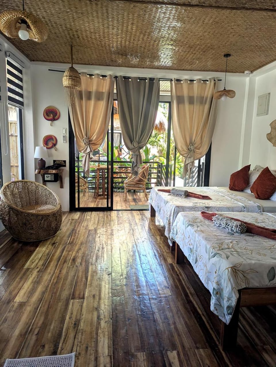 Toilet, Bed, Photo of the whole room, Seating area, Bedroom, towels, air conditioner