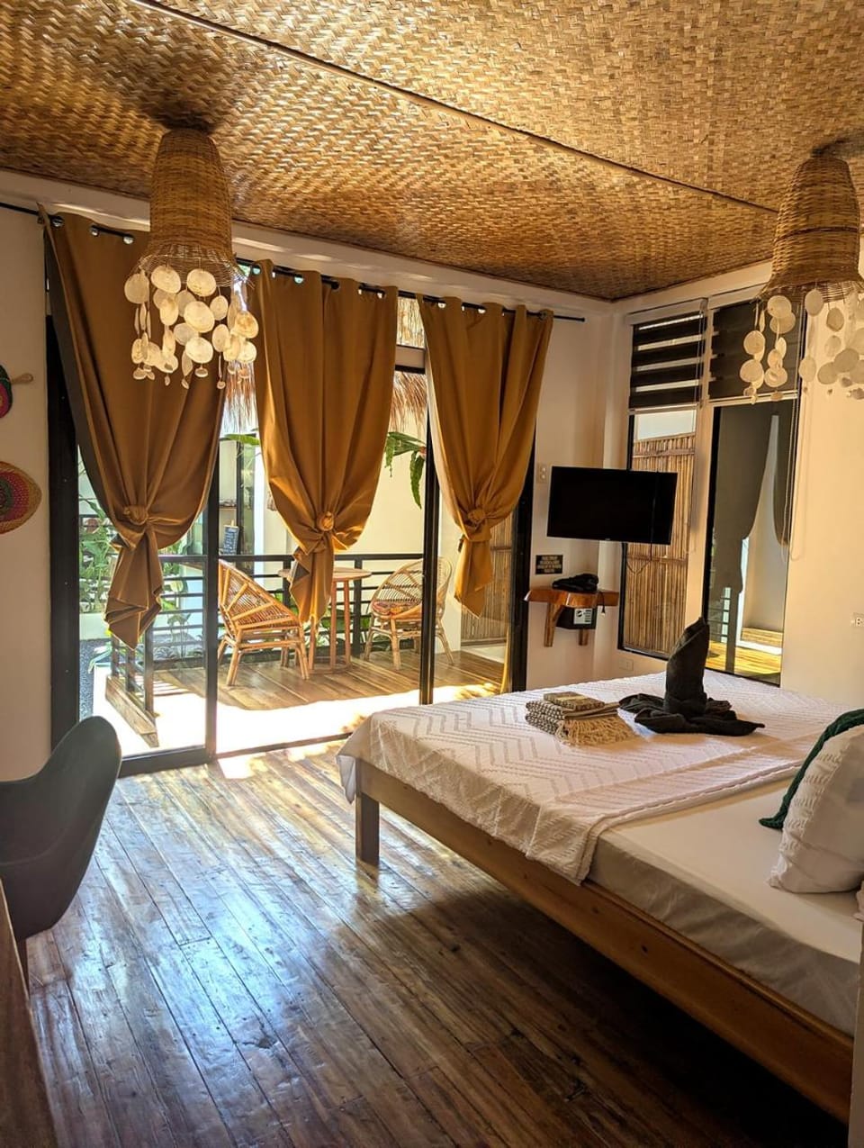 Bed, TV and multimedia, Living room, Photo of the whole room, Seating area, Bedroom, internet, towels, air conditioner