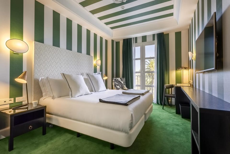 Bed, TV and multimedia, Seating area, Bedroom