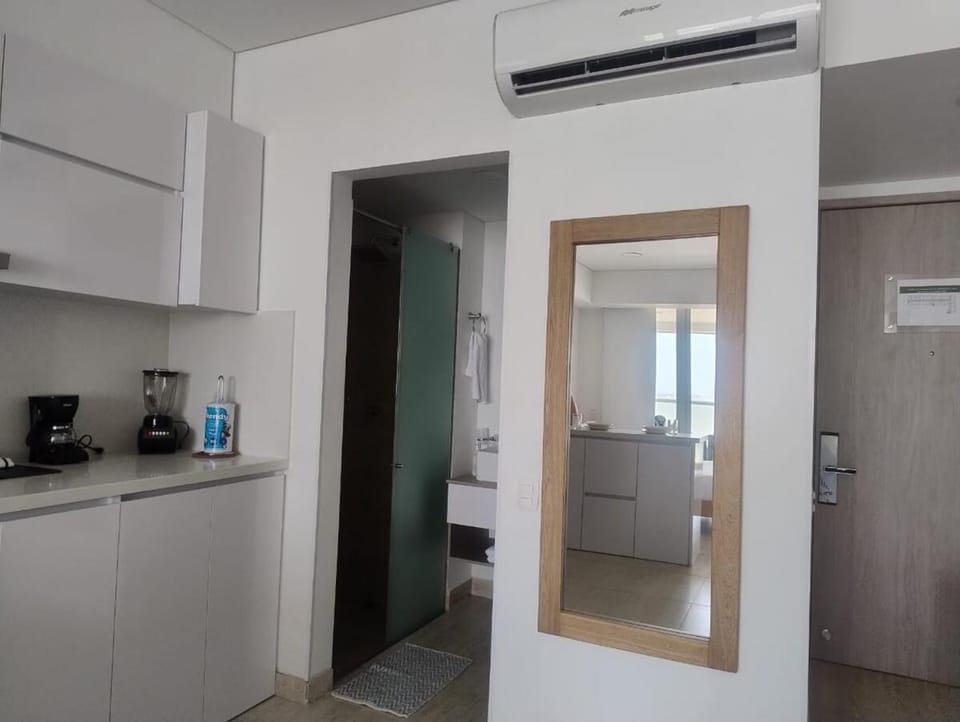 Kitchen or kitchenette, air conditioner