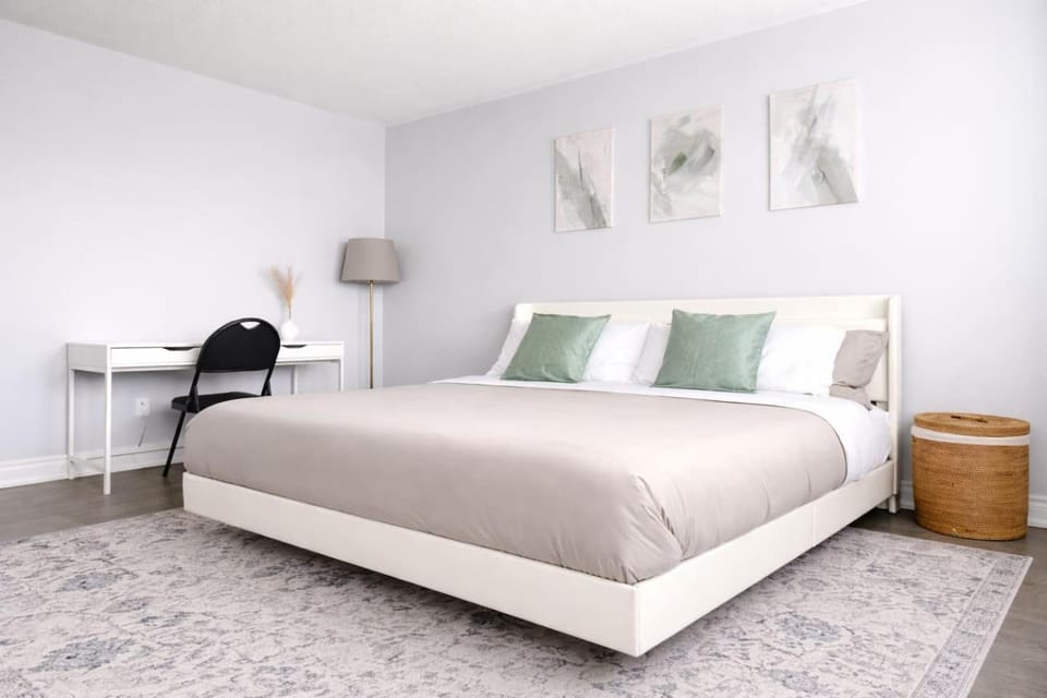 Empire's Home - King, Queen, Child Suites with EV Charging House in Markham
