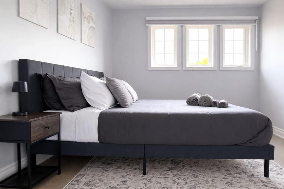 Empire's Home - King, Queen, Child Suites with EV Charging House in Markham