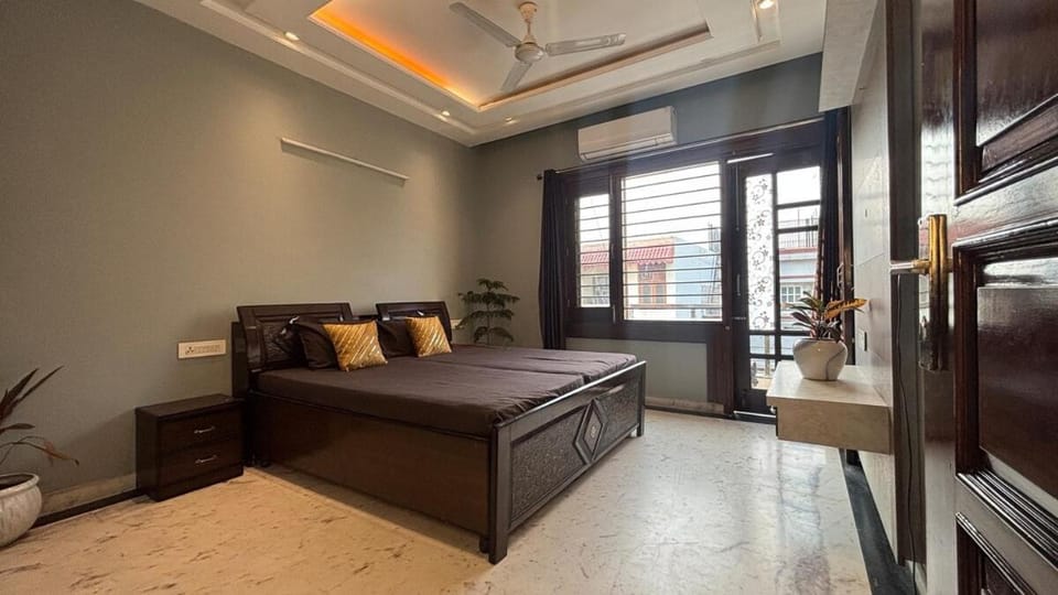 Luxurious 3bhk minimal apartment PS5 and tv Apartment in Chandigarh