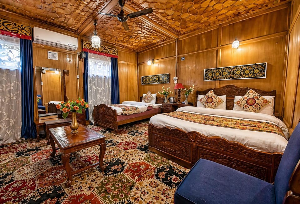 Bed, TV and multimedia, Living room, Photo of the whole room, Seating area, Bedroom, fireplace, wardrobe