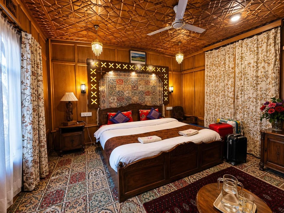 Bed, TV and multimedia, Photo of the whole room, Bedroom, fireplace