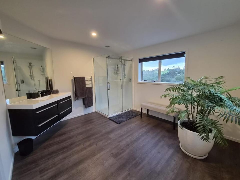 The Black Barn Valley Retreat Country House in Auckland