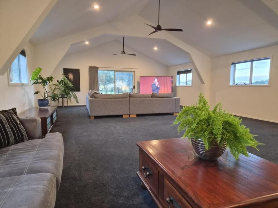 The Black Barn Valley Retreat Country House in Auckland