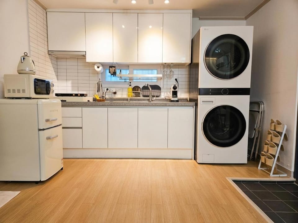 Coffee/tea facilities, Kitchen or kitchenette, washing machine, dryer