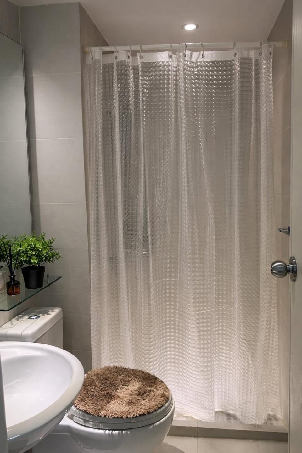 Cozy Staycation Near MOA with Pool Access Netflix WiFi Good for 4 Apartment hotel in Las Pinas