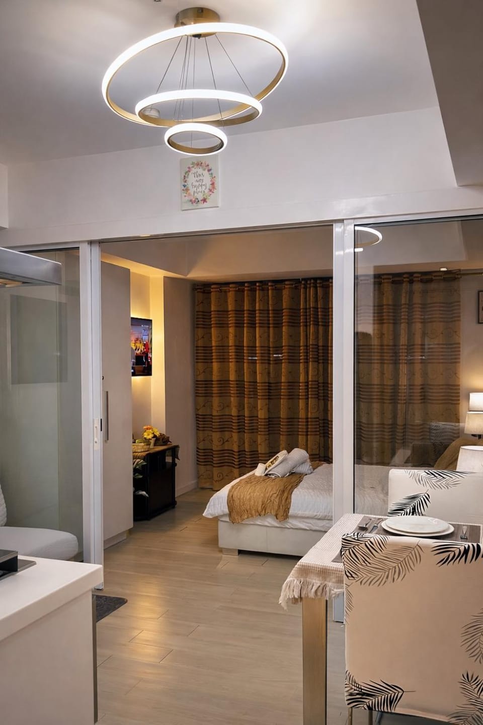 Cozy Staycation Near MOA with Pool Access Netflix WiFi Good for 4 Apartment hotel in Las Pinas