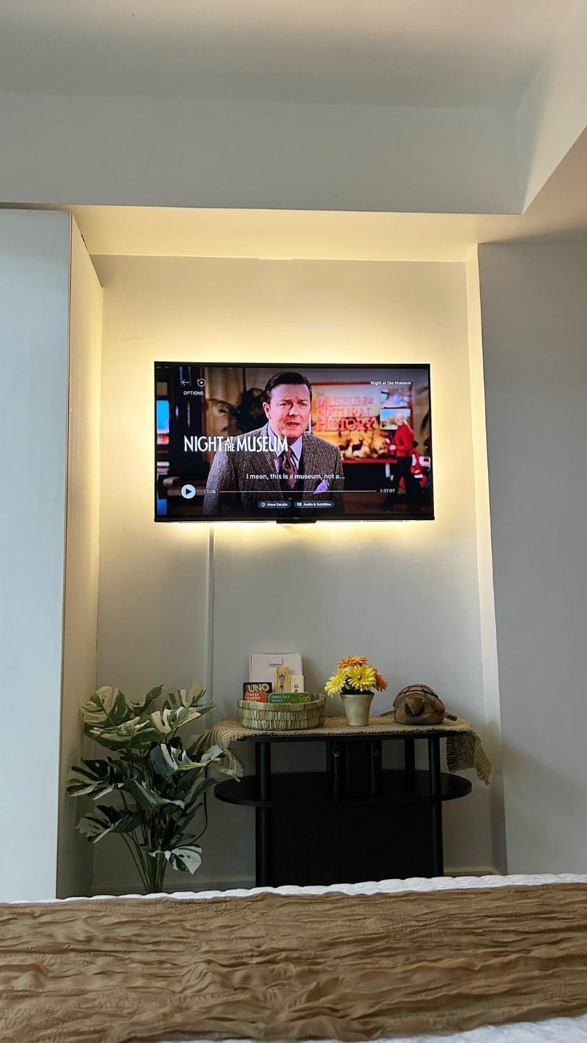 Cozy Staycation Near MOA with Pool Access Netflix WiFi Good for 4 Apartment hotel in Las Pinas