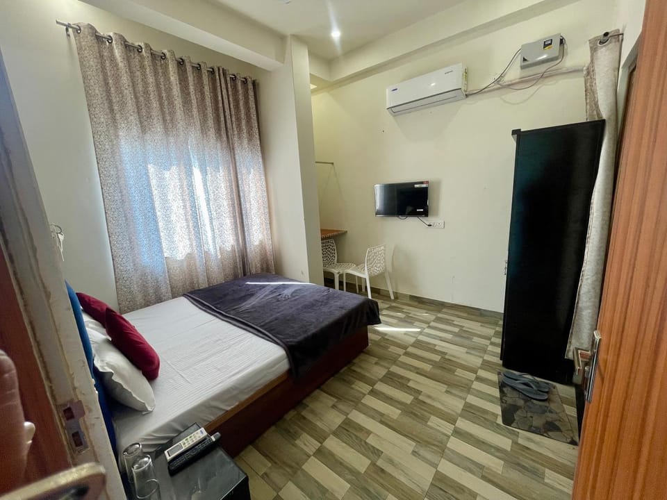 Communal lounge/ TV room, Bed, TV and multimedia, Photo of the whole room, Bedroom, air conditioner