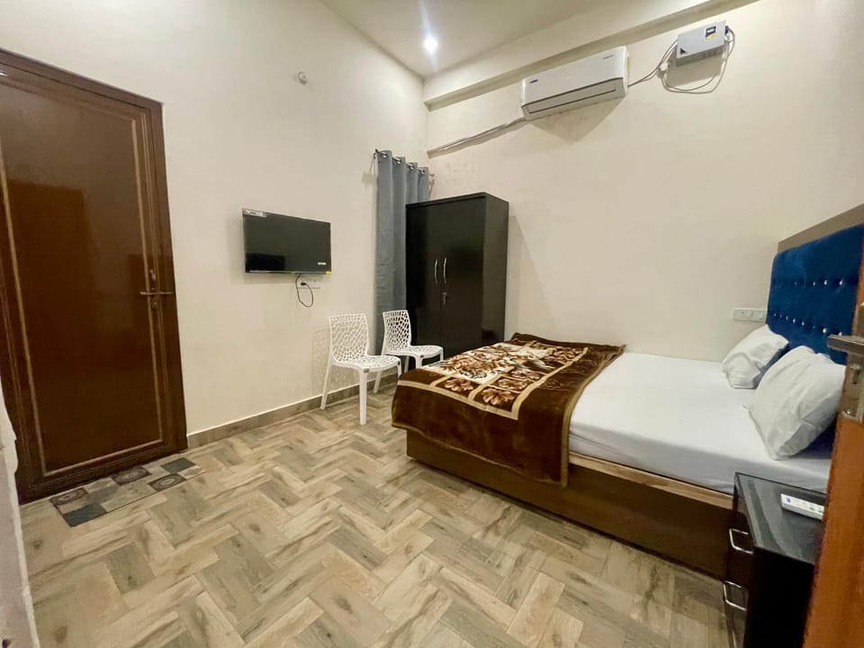 Bed, TV and multimedia, Bedroom, air conditioner