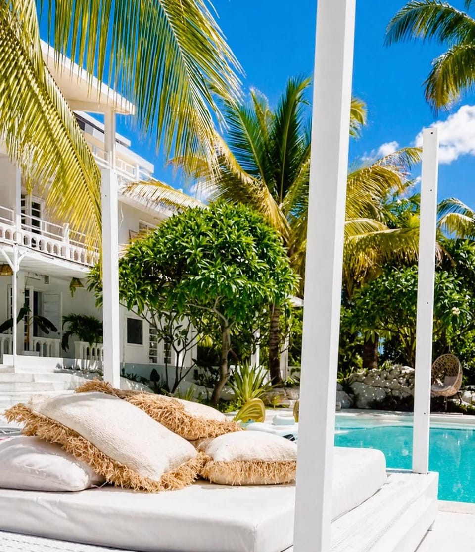 Property building, Spring, Day, Natural landscape, Garden, Pool view, Swimming pool, sunbed