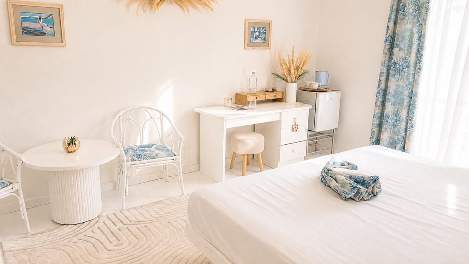 Photo of the whole room, Bedroom