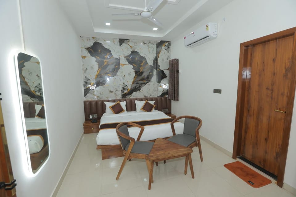 Living room, Seating area, Dining area, air conditioner