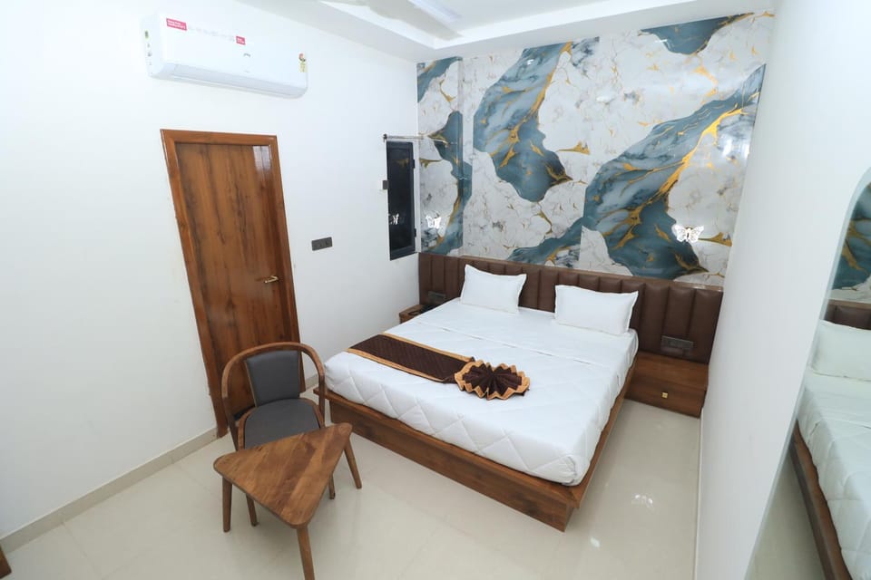 Bed, Photo of the whole room, Seating area, Bedroom