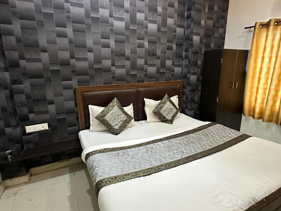 Hotel Lake View Bed and Breakfast in Varanasi