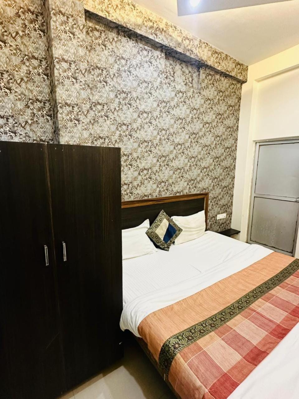 Hotel Lake View Bed and Breakfast in Varanasi