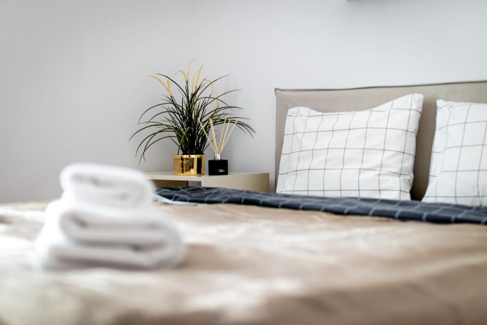 Bed, Photo of the whole room, Bedroom, towels