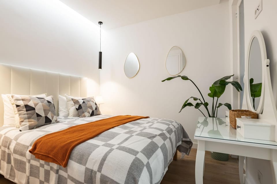 Modern Central Haven 4 BR Sleeps 10 wAC Apartment in Lisbon
