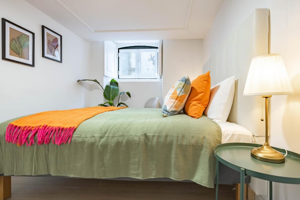 Modern Central 4 Bedroom Haven Sleeps 10 Apartment in Lisbon