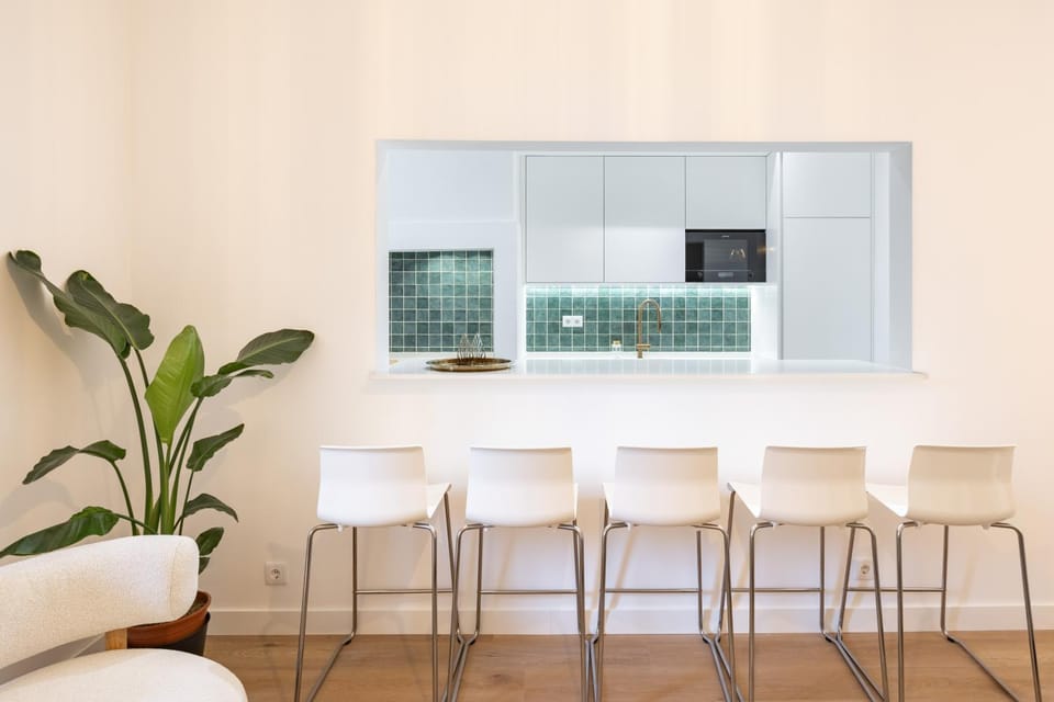 Modern Central 4 Bedroom Haven Sleeps 10 Apartment in Lisbon