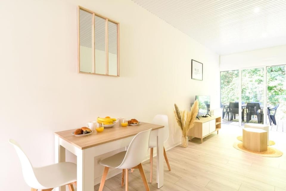 Quiet lakeside penates Apartment in Parentis-en-Born