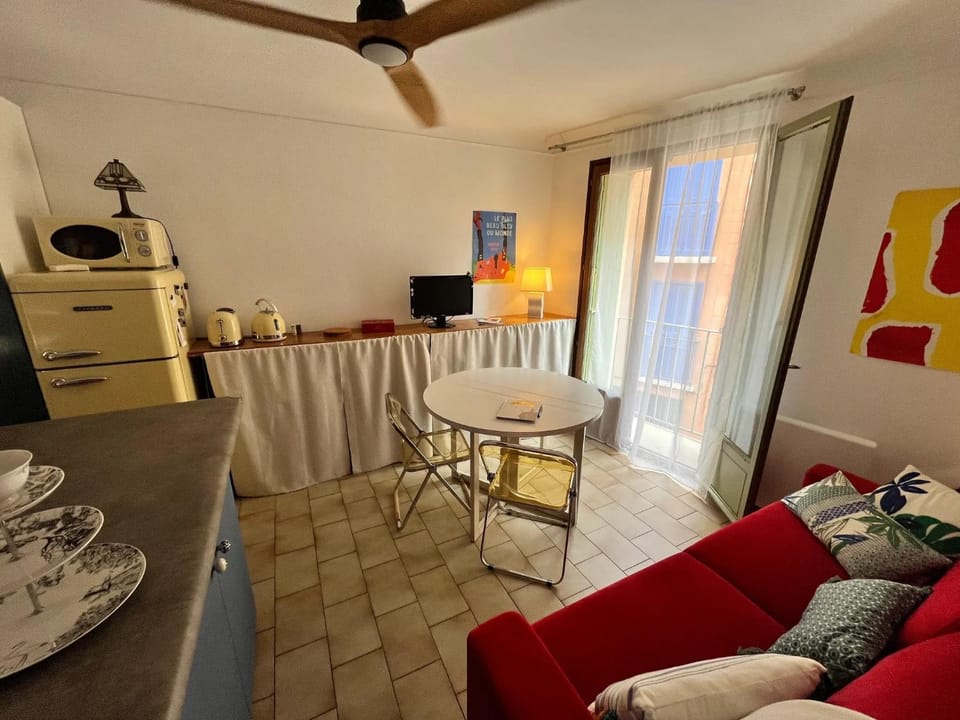 TV and multimedia, Coffee/tea facilities, Balcony/Terrace, Living room, Dining area, microwave, toaster
