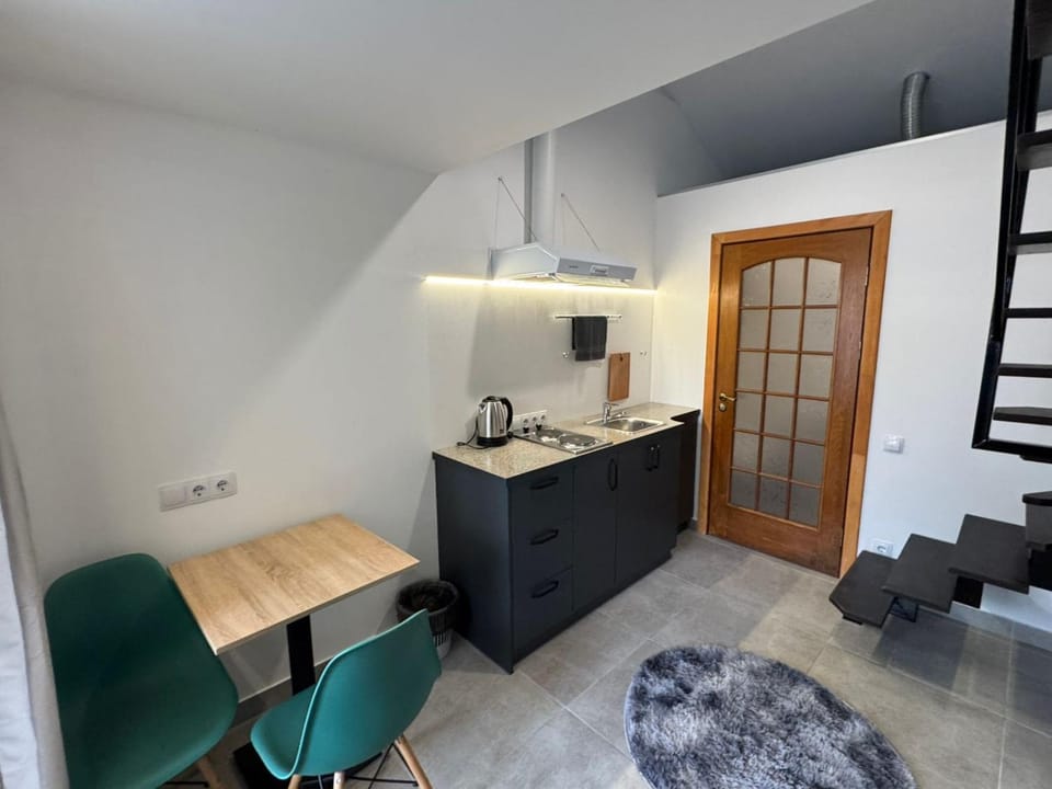 Coffee/tea facilities, Kitchen or kitchenette, Living room, Seating area, Dining area, stove