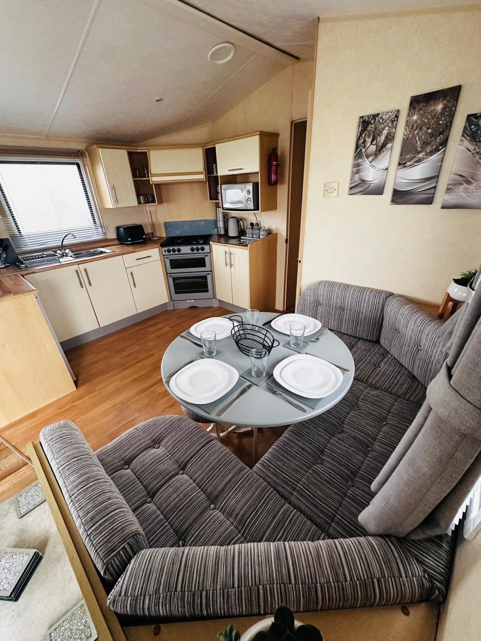 Kitchen or kitchenette, Dining area, stove