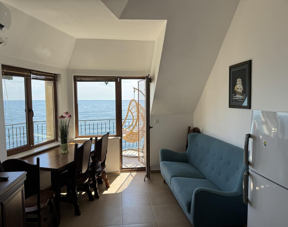 Natural landscape, View (from property/room), Balcony/Terrace, Living room, Seating area, Sea view
