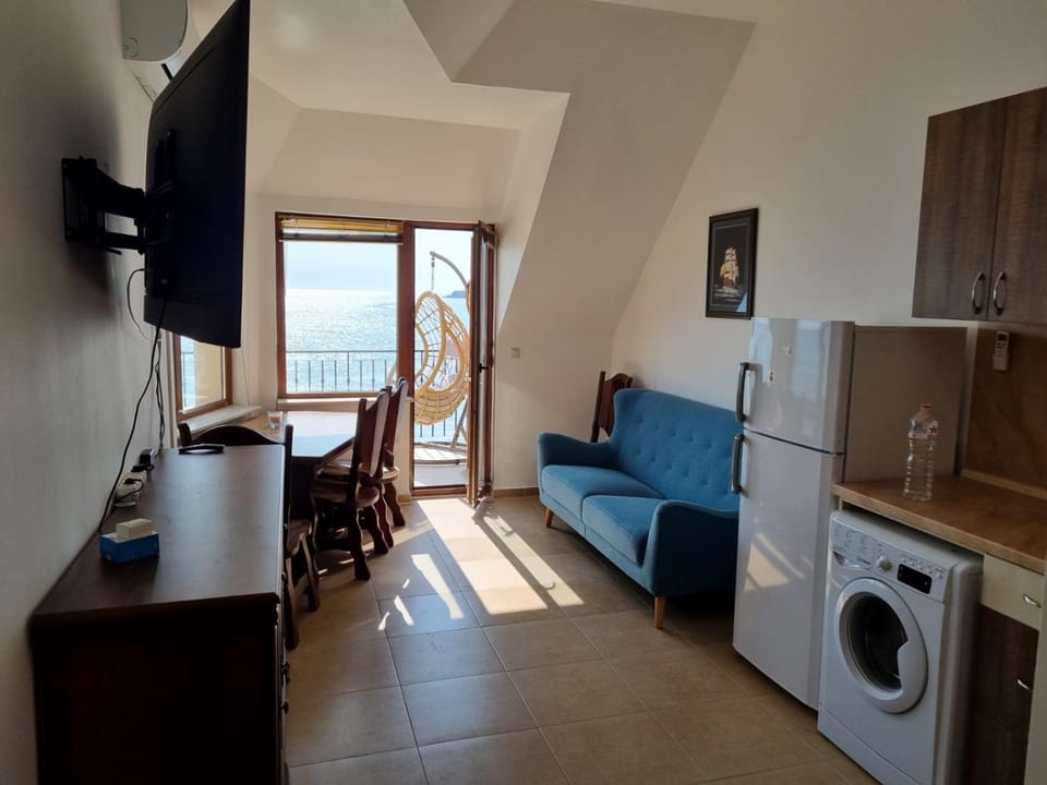 Communal lounge/ TV room, TV and multimedia, Kitchen or kitchenette, Living room, Seating area, Dining area, Evening entertainment, oven