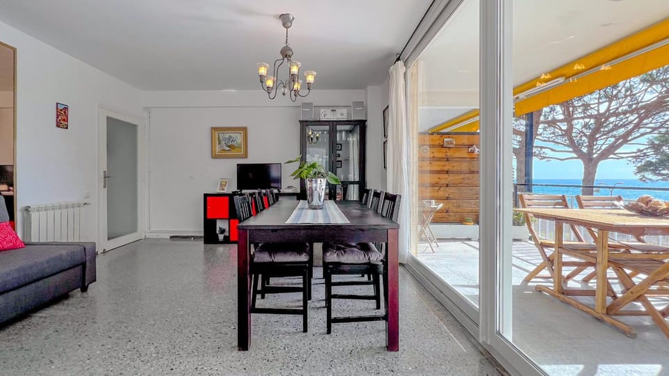 Living room, Dining area, Sea view