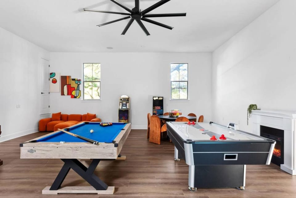 Retreat House - Heated Pool - Pickleball court House in Lake Austin