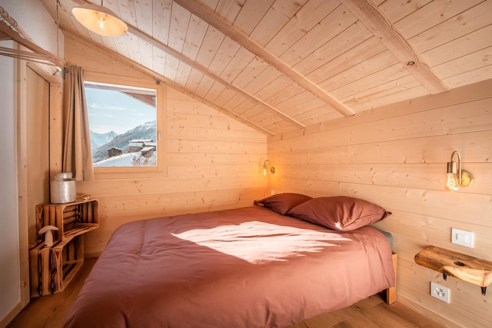 Bed, Bedroom, Mountain view