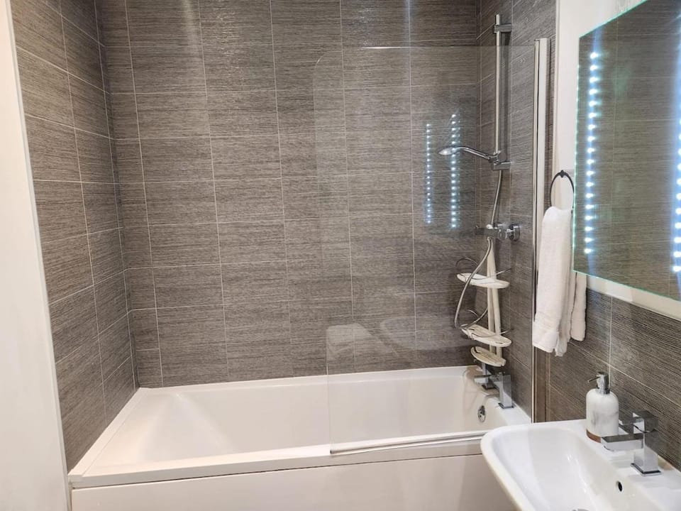 Luxury 2 Bedrooms Apartment with Off Street Free Parking Rugby Apartment in Rugby