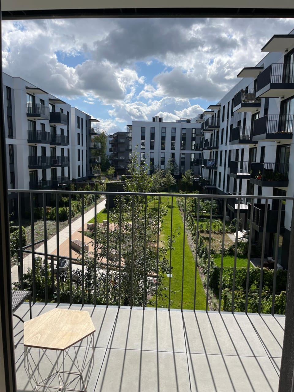 Property building, Patio, Spring, Day, Natural landscape, Garden, Balcony/Terrace, City view, Garden view