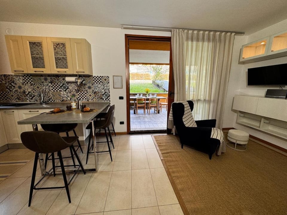 TV and multimedia, Kitchen or kitchenette, Living room, Seating area, Dining area