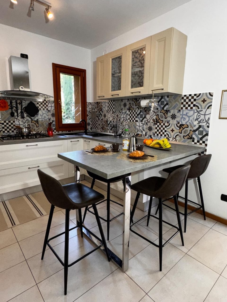 Kitchen or kitchenette, Dining area, stove