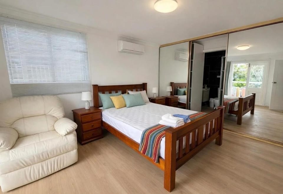 3BR Family Home Walk to Waterfront & Wading Pool House in Brisbane