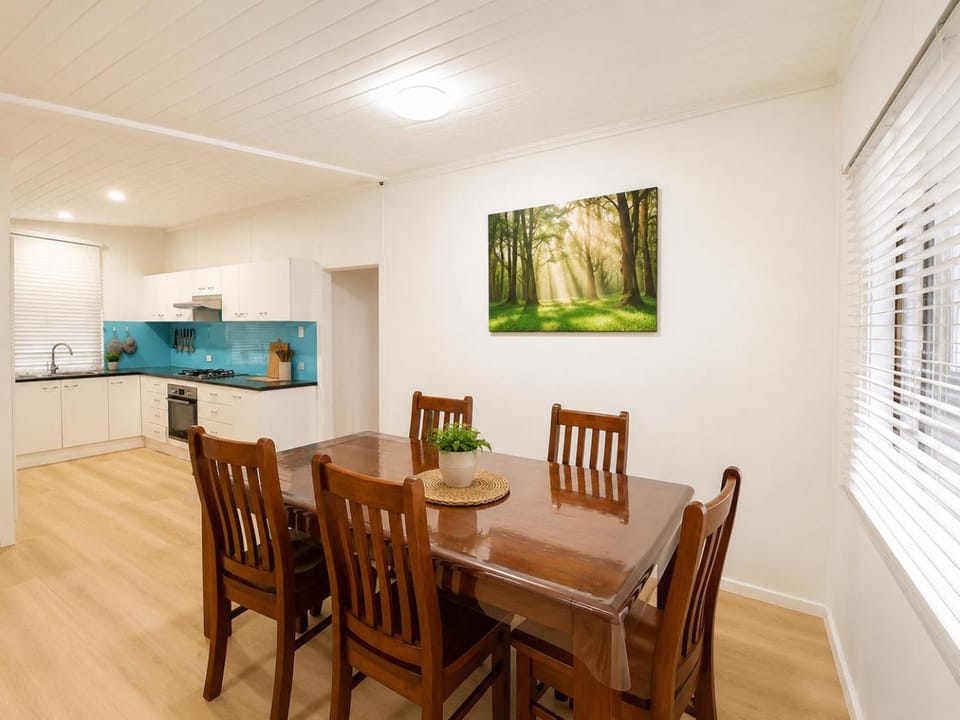 3BR Family Home Walk to Waterfront & Wading Pool House in Brisbane