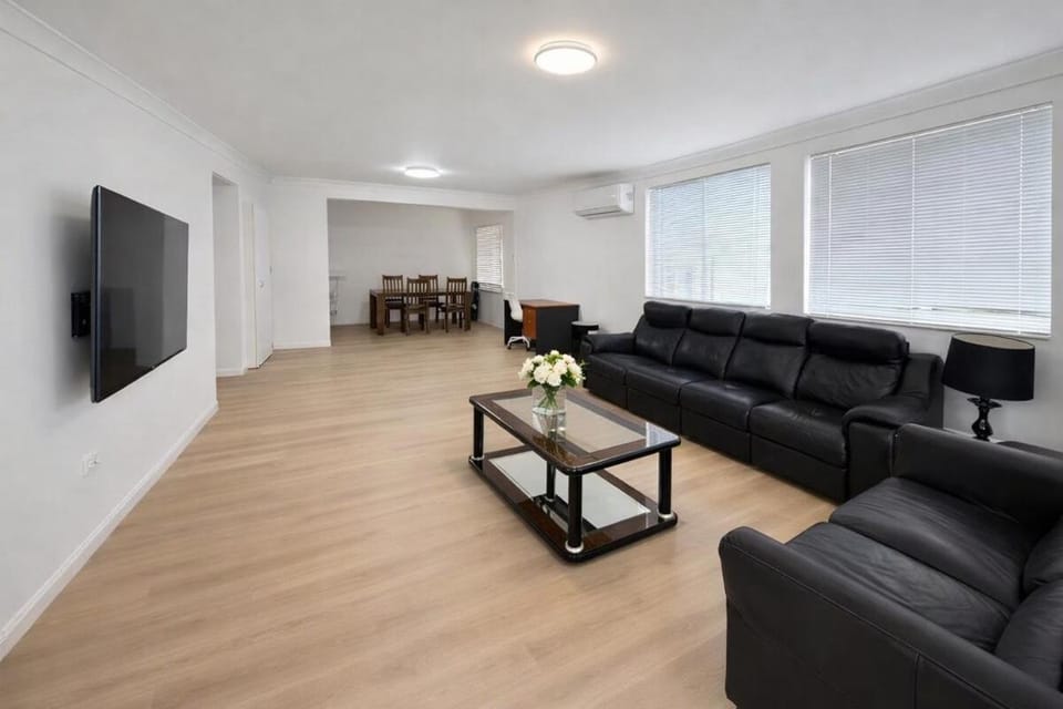 3BR Family Home Walk to Waterfront & Wading Pool House in Brisbane