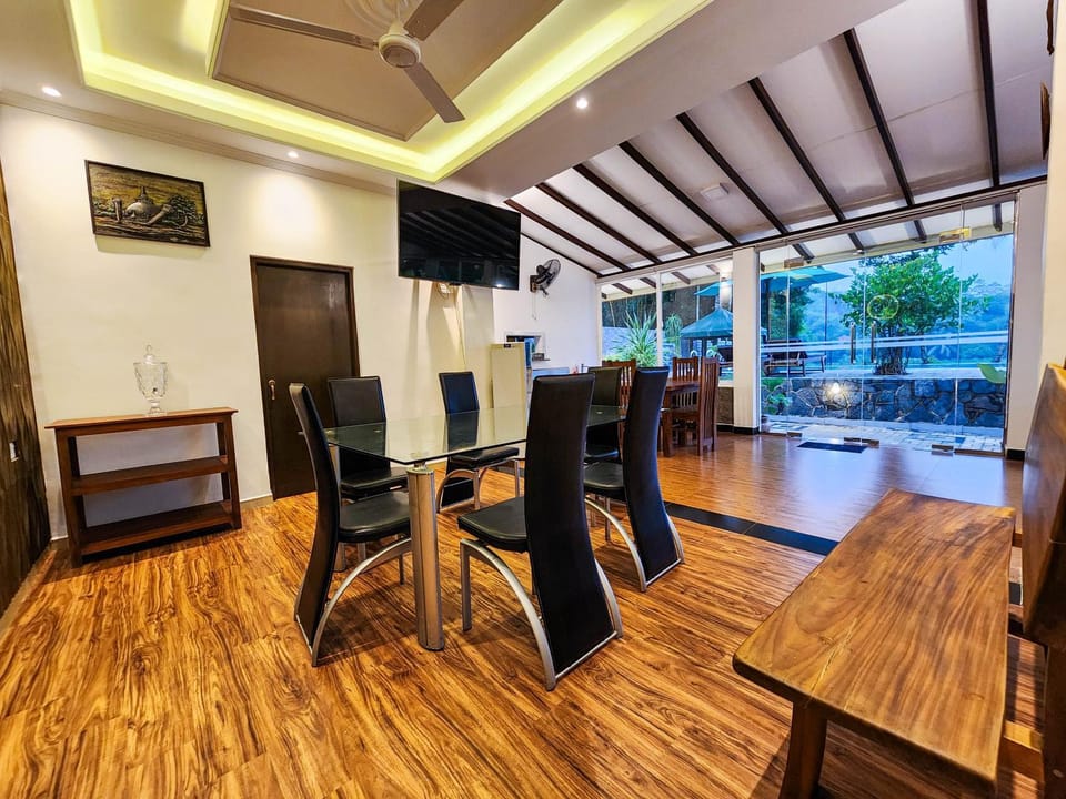 Restaurant/places to eat, Banquet/Function facilities, Dining area